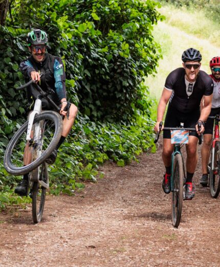 Unpaved Roads Punta Ala, ciclisti contenti, gravel