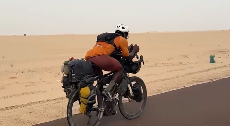 Il 37enne ghanese in sella alla sua bici stracarica. Tutta la parte africana è stata vissuta in solitudine