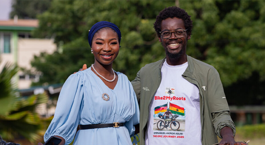 Akpor Adjei con la moglie che lo aspettava ad Accra. Il suo viaggio lungo oltre 10 mila chilometri è durato mesi