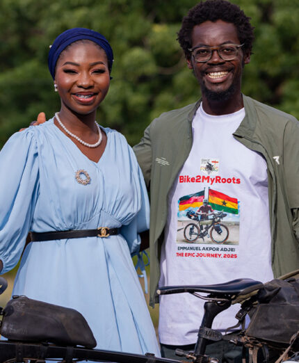 Akpor Adjei con la moglie che lo aspettava ad Accra. Il suo viaggio lungo oltre 10 mila chilometri è durato mesi