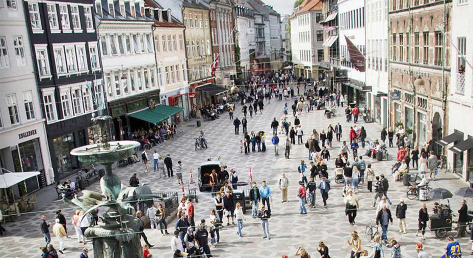 Lo spazio aperto dello Stroget, lungo viale con i principali negozi della città e, a Natale, mercatini frequentatissimi