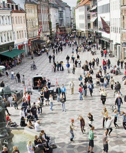 Lo spazio aperto dello Stroget, lungo viale con i principali negozi della città e, a Natale, mercatini frequentatissimi