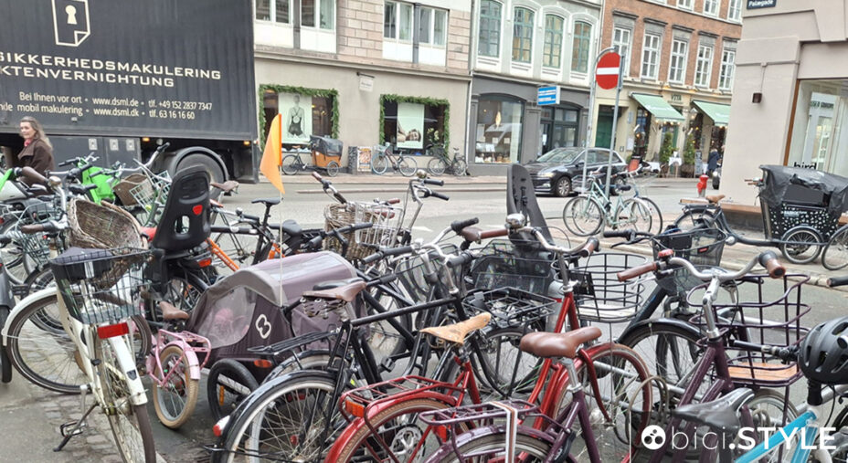Le strade della città offrono grandi spazi per la sosta delle bici. Pochissimi invece quelli per le auto