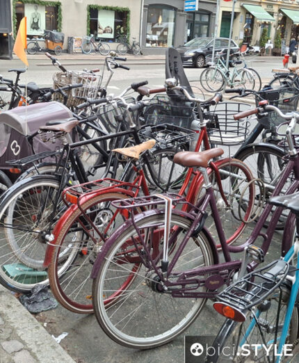 Le strade della città offrono grandi spazi per la sosta delle bici. Pochissimi invece quelli per le auto