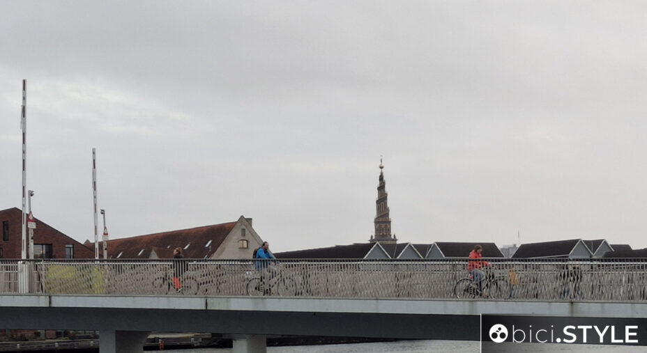 Uno dei tanti bellissimi ponti di Copenhagen, perennemente percorsi da bici quando non si aprono per far passare le navi