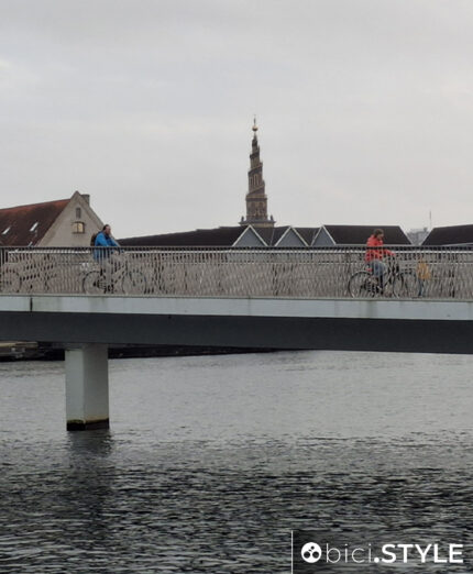Uno dei tanti bellissimi ponti di Copenhagen, perennemente percorsi da bici quando non si aprono per far passare le navi