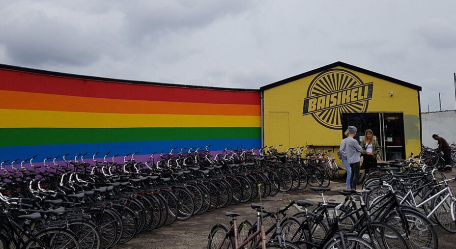 L'ampio parcheggio di Baisikeli, molto di più che un semplice negozio