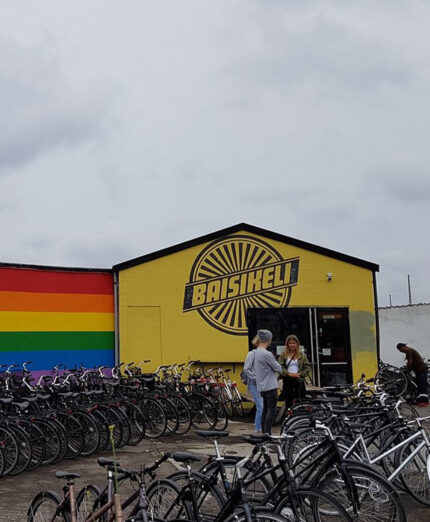 L'ampio parcheggio di Baisikeli, molto di più che un semplice negozio