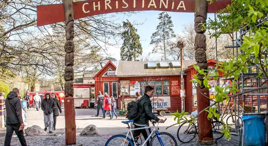 Christiania è un quartiere della città che ha regole tutte sue, addirittura con un proprio comitato gestore