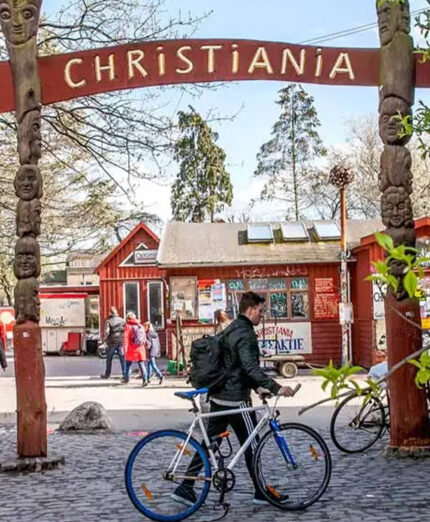 Christiania è un quartiere della città che ha regole tutte sue, addirittura con un proprio comitato gestore