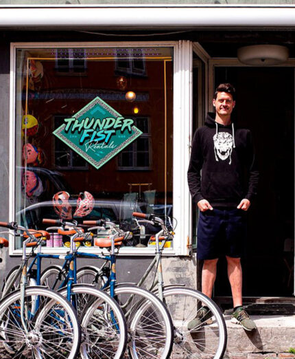 L'entrata del negozio Thunderfist, dove si può anche progettare la propria bici