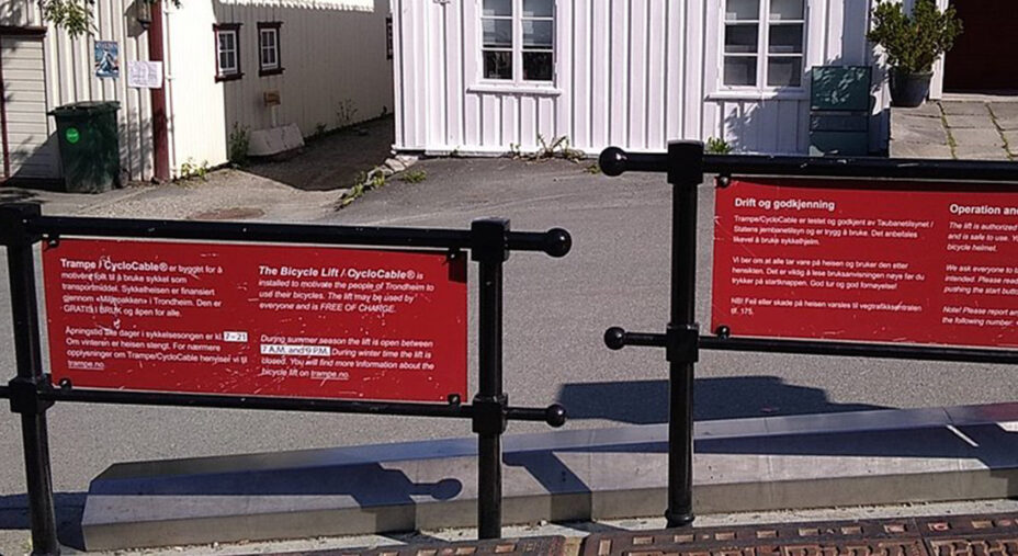 Alla partenza ci sono ampie segnalazioni che indicano modalità d'uso e caratteristiche di questo singolare ascensore