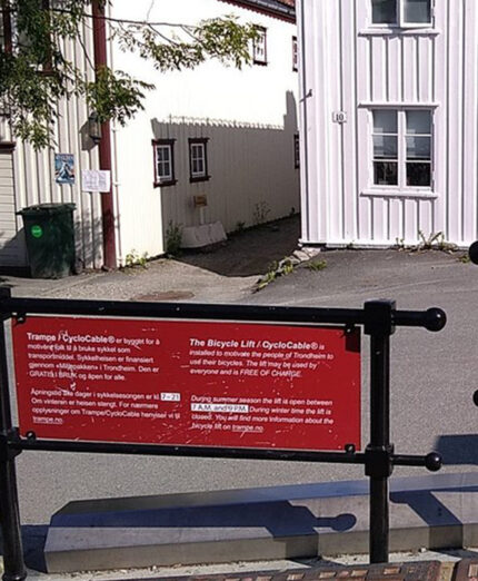 Alla partenza ci sono ampie segnalazioni che indicano modalità d'uso e caratteristiche di questo singolare ascensore