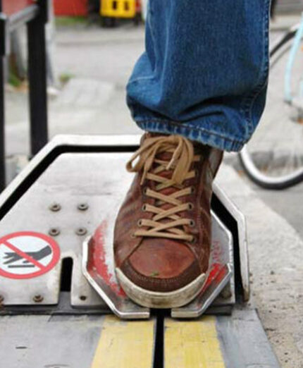 Il meccanismo della CycloCable prevede una piattaforma di appoggio per un piede che spinge su ciclista e bici