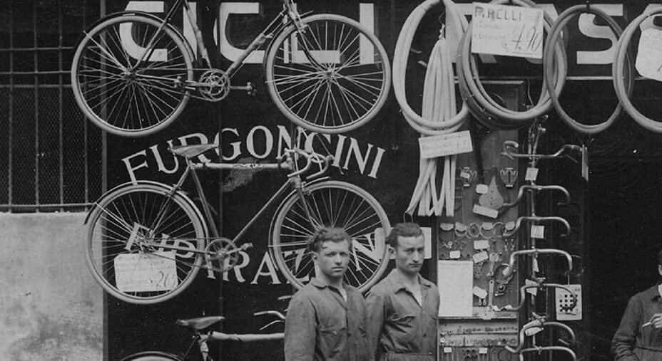 La bottega anteguerra, nella zona dei Navigli, già allora un punto di richiamo per tutta la città