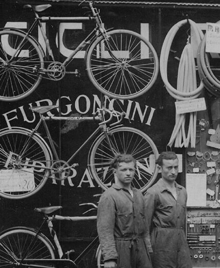 La bottega anteguerra, nella zona dei Navigli, già allora un punto di richiamo per tutta la città