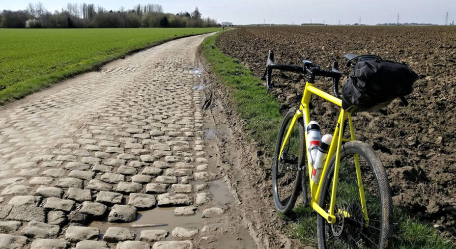 Le mitiche pietre della Roubaix richiamano ogni anno migliaia di appassionati per emulare i pro'