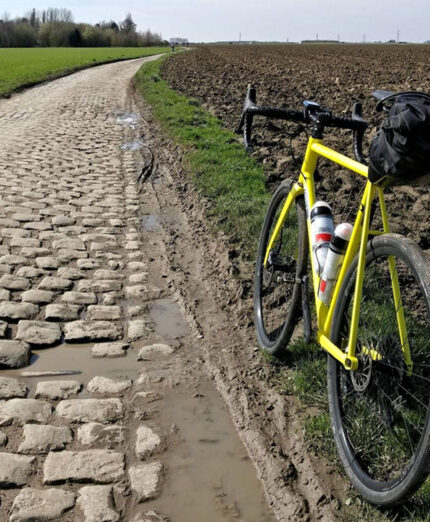 Le mitiche pietre della Roubaix richiamano ogni anno migliaia di appassionati per emulare i pro'