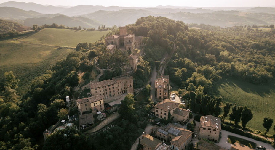 Accanto alla fortezza sorge il borgo di Tabiano. A valle troviamo la zona alberghiera (foto Castelli del Ducato)