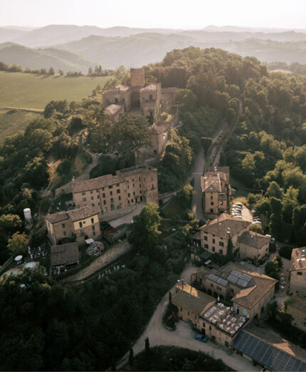 Accanto alla fortezza sorge il borgo di Tabiano. A valle troviamo la zona alberghiera (foto Castelli del Ducato)
