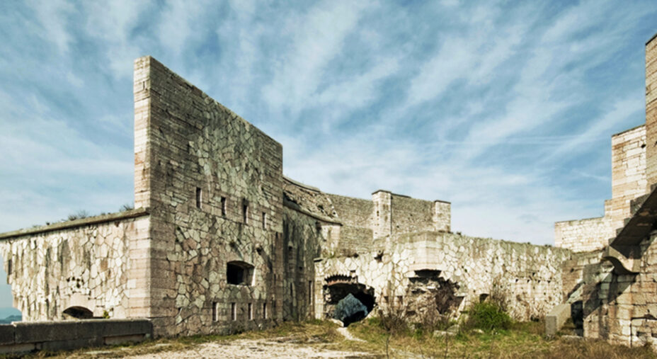 Tantissimi i luoghi che la bici può raggiungere regalando emozioni. Qui S.Ambrogio di Valpollicella