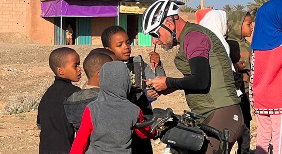 L'assalto dei bambini, gi omaggi di quaderni e matite: basta davvero poco er rendere felici le persone più semplici