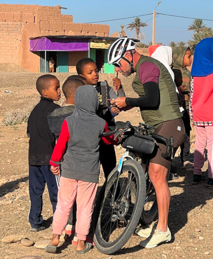 L'assalto dei bambini, gi omaggi di quaderni e matite: basta davvero poco er rendere felici le persone più semplici