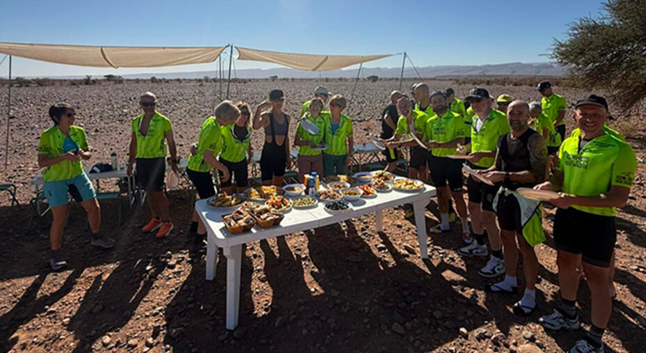 Primo giorno, pranzo nel deserto accanto agli Atlas Studios, prima di cominciare a pedalare