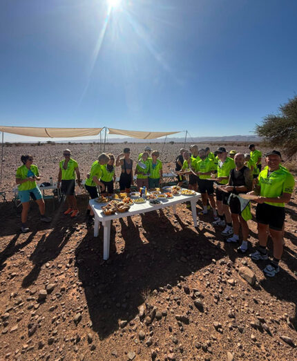 Primo giorno, pranzo nel deserto accanto agli Atlas Studios, prima di cominciare a pedalare