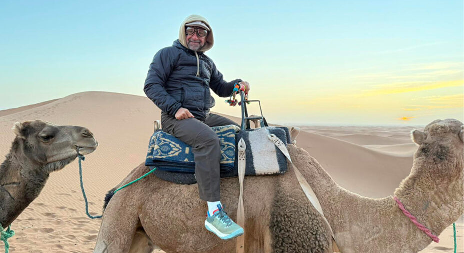 Paolo Bettini a dormo di cammello: sveglia all'alba dopo la notte in bivacco per andare a vedere l'alba