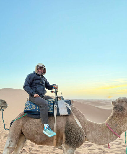 Paolo Bettini a dormo di cammello: sveglia all'alba dopo la notte in bivacco per andare a vedere l'alba