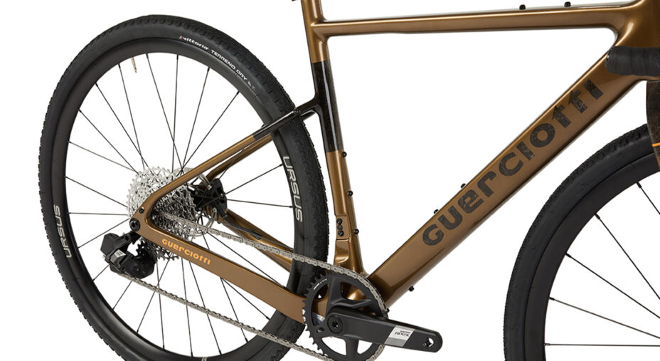 Il triangono posteriore è completato dal movimento T47-86 che ne accresce la rigidità