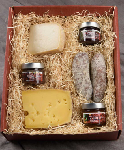 Un formaggio di alpeggio sta bene nel cesto per lo sportivo (immagine Butega Valtellina)