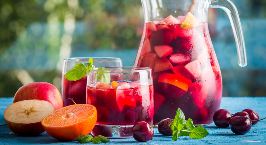 Nella sangria, i chiodi di garofano bilanciano la dolcezza della frutta (depositphotos.com)
