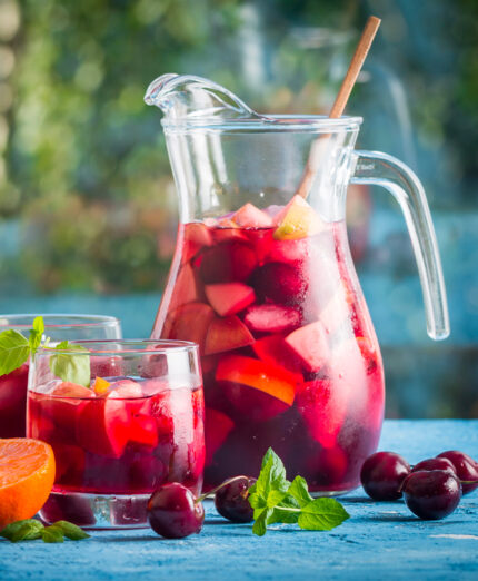 Nella sangria, i chiodi di garofano bilanciano la dolcezza della frutta (depositphotos.com)