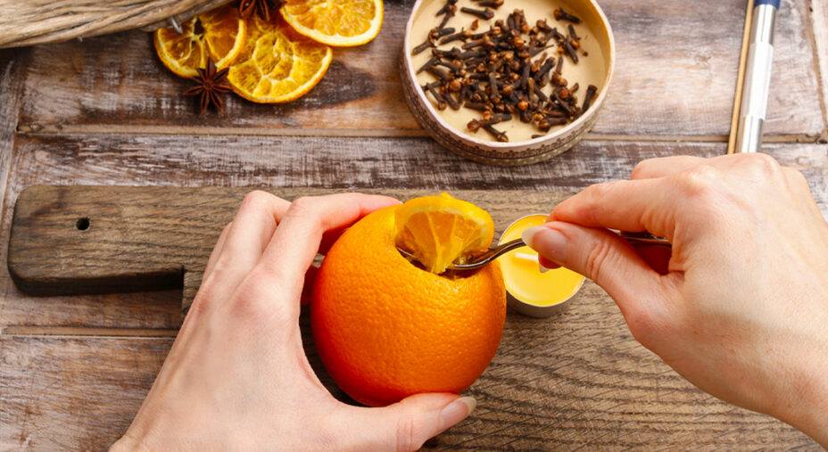 Pomander: un’arancia infilzata di chiodi di garofano per profumare e sanare l’aria (depositphotos.com)