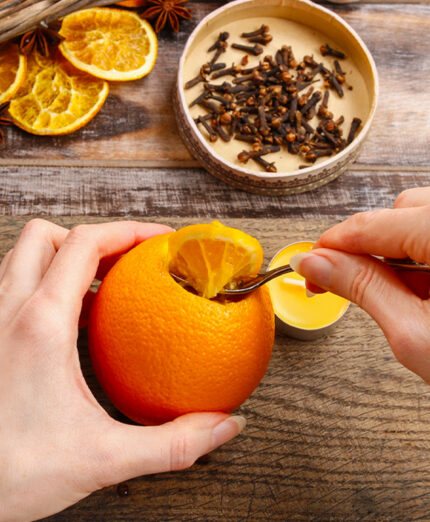 Pomander: un’arancia infilzata di chiodi di garofano per profumare e sanare l’aria (depositphotos.com)