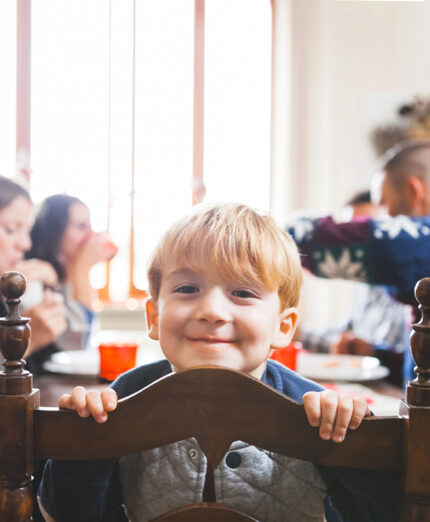 Dobbiamo avere a cuore il valore profondo della tavola e la trasmissione ai bambini delle ricette e la loro storia (depositphotos.com)