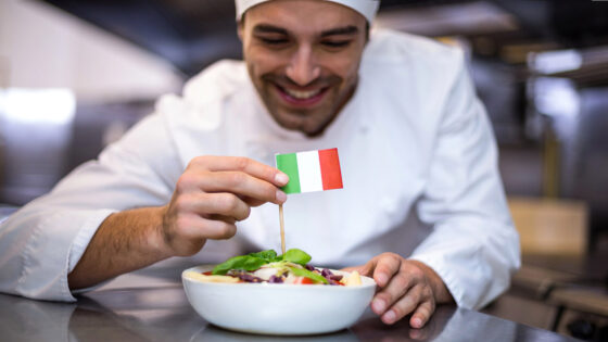 Alimentazione cucina italiana, Made in Italy, cuoco con pasta (depositphotos.com)