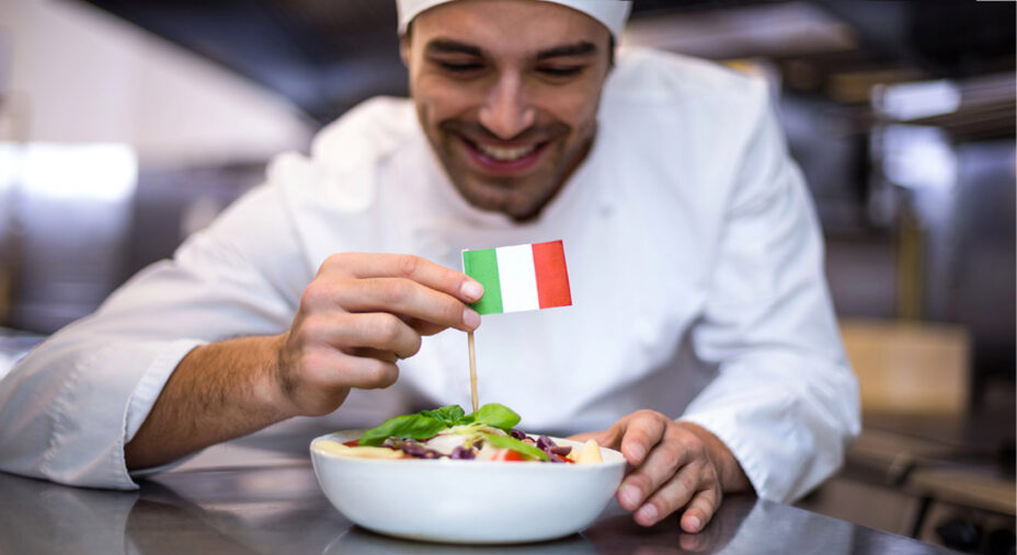 Alimentazione cucina italiana, Made in Italy, cuoco con pasta (depositphotos.com)