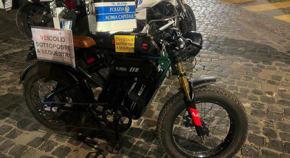 Questa bici è stata sequestrata perché l'utilizzatore ha addirittura tolto i pedali (foto Il Messsaggero)