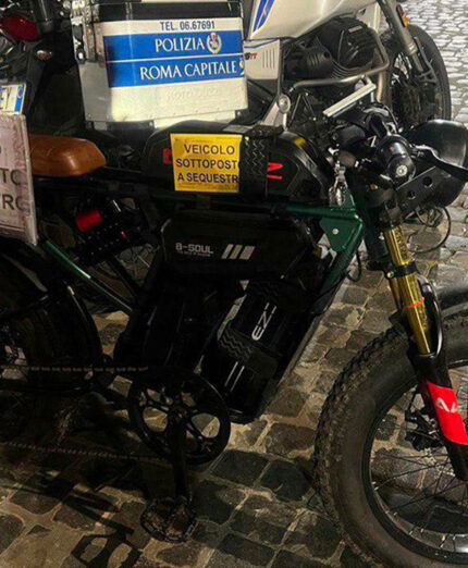 Questa bici è stata sequestrata perché l'utilizzatore ha addirittura tolto i pedali (foto Il Messsaggero)