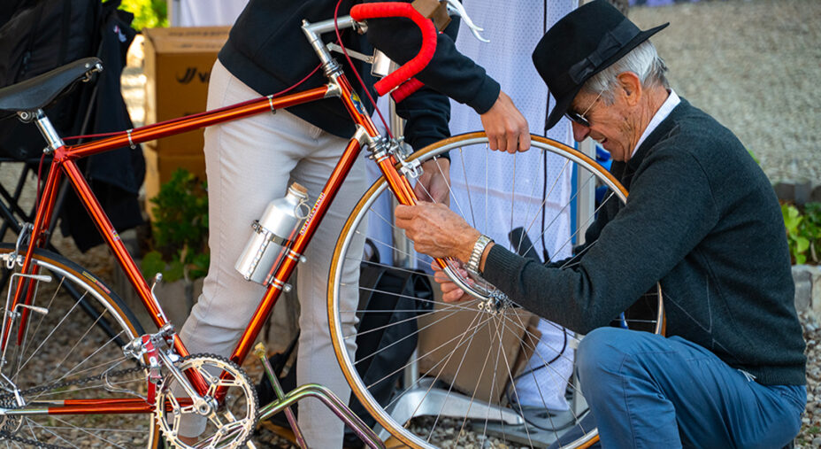 Non tutti, soprattutto all'inizio, sanno mettere le mani su bici di 30 anni fa (foto Paolo Penni MArtelli)