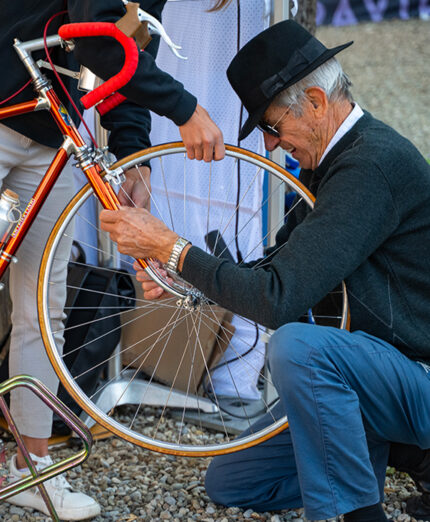 Non tutti, soprattutto all'inizio, sanno mettere le mani su bici di 30 anni fa (foto Paolo Penni MArtelli)