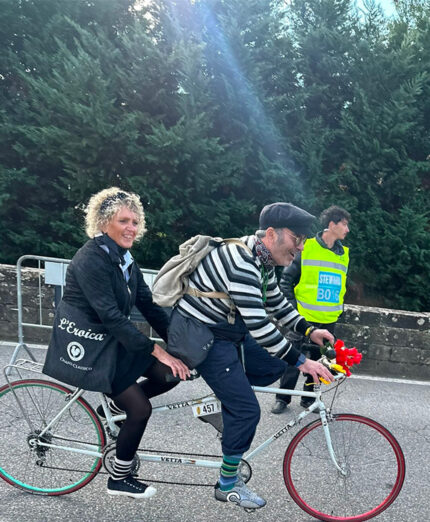 Lei partecipa in coppia con lui all'Eroica, pedalando per quello che può