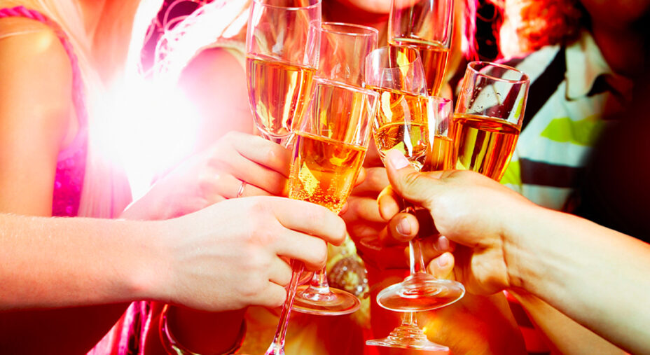 I brindisi, gli aperitivi, l'aumento di alcol durante le feste concorre al gonfiore addominale (depositphotos.com)