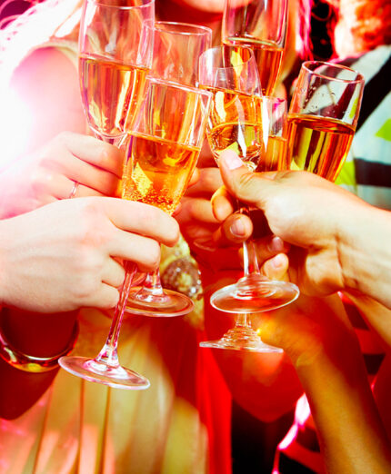 I brindisi, gli aperitivi, l'aumento di alcol durante le feste concorre al gonfiore addominale (depositphotos.com)