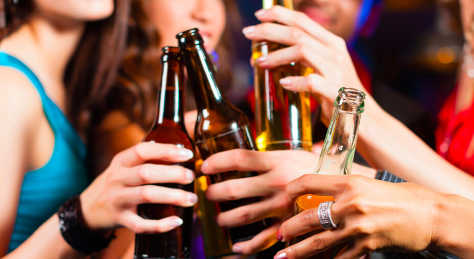 L'alcol favorisce il primo sonno, poi potrebbe causare insonnia (depositphotos.com)