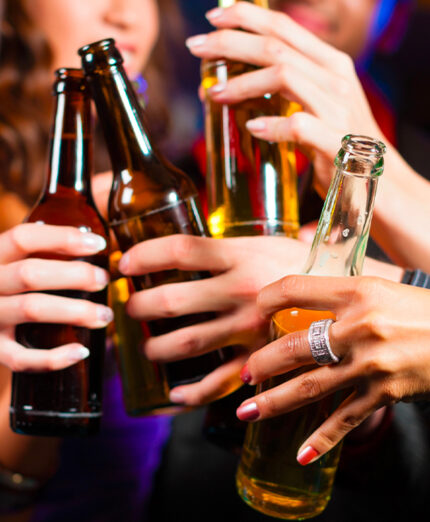 L'alcol favorisce il primo sonno, poi potrebbe causare insonnia (depositphotos.com)