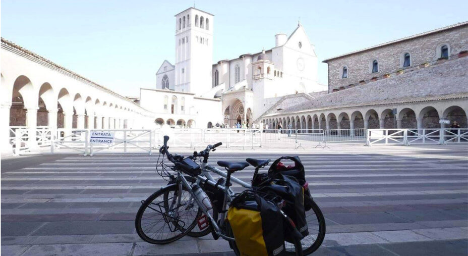 La Via Lauretana in bicicletta parte da Assisi e si conclude a Loreto (foto di apertura)